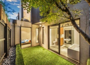 Melbourne- Zen Garden Oasis Suite or Skyline terrace Suite FreeTramZone